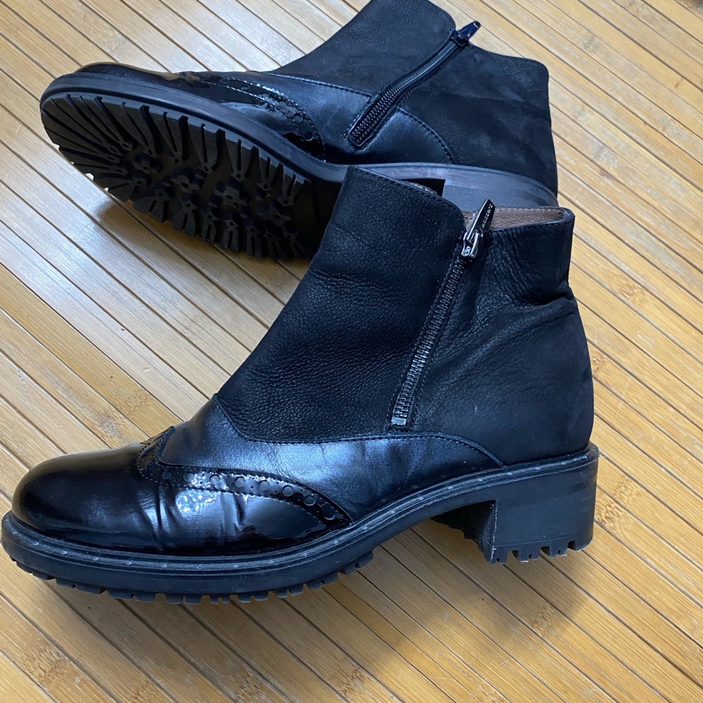 Wander Black Leather Ankle Boots